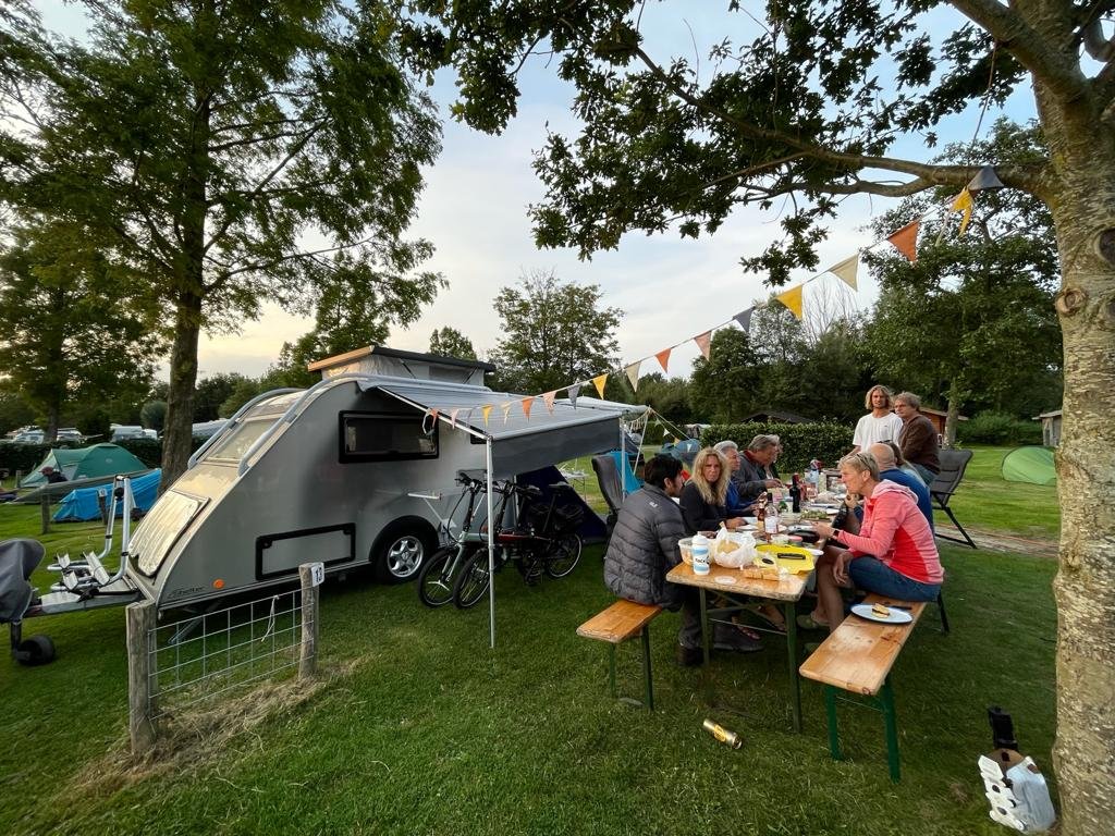 camping Vlietland tent en tafel-2